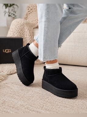 UGG Classic Ultra Mini Platform Boots Black Suede Cozy Trendy Women’s Size 7
